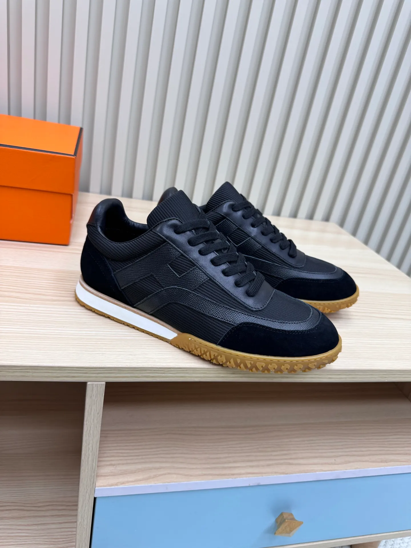 👟👟Ex-factory price 600👟👟 Hermes / Top version #couple style 24ss casual sneakers Suede goatskin sneakers decorated with contrasting patterns and iconic "H" details, beautifully packaged at the delivery counter🛍📦 Fabric: suede + down cloth Lining: mixed sheep lining Outsole: original TPU Bottom thickness: 2CM Size: 35-45